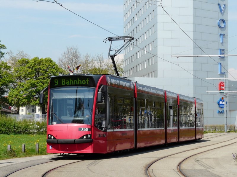 Bern mobil - Tram Be 4/6 758 unterwegs auf der Linie 9 in der Tramwendeschlaufe beim Eisstadion von Bern am 03.05.2009