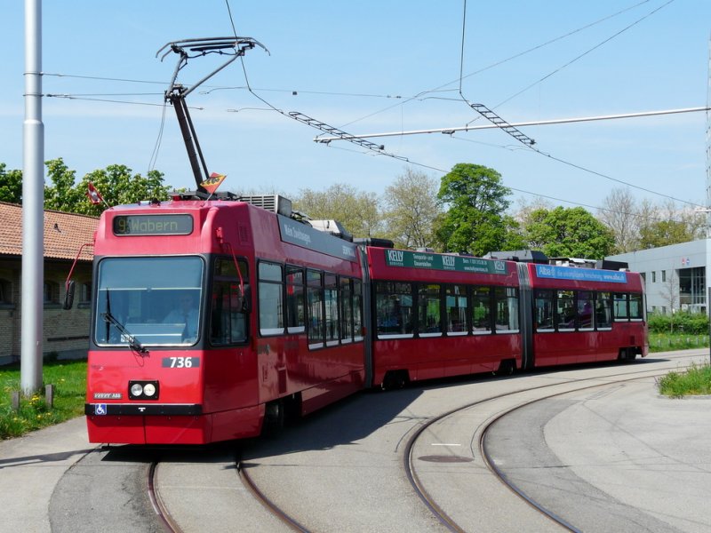 Bern mobil - Tram Be 4/8 736 unterwegs auf der Linie 9 in der Tramwendeschlaufe beim Eisstadion von Bern am 03.05.2009