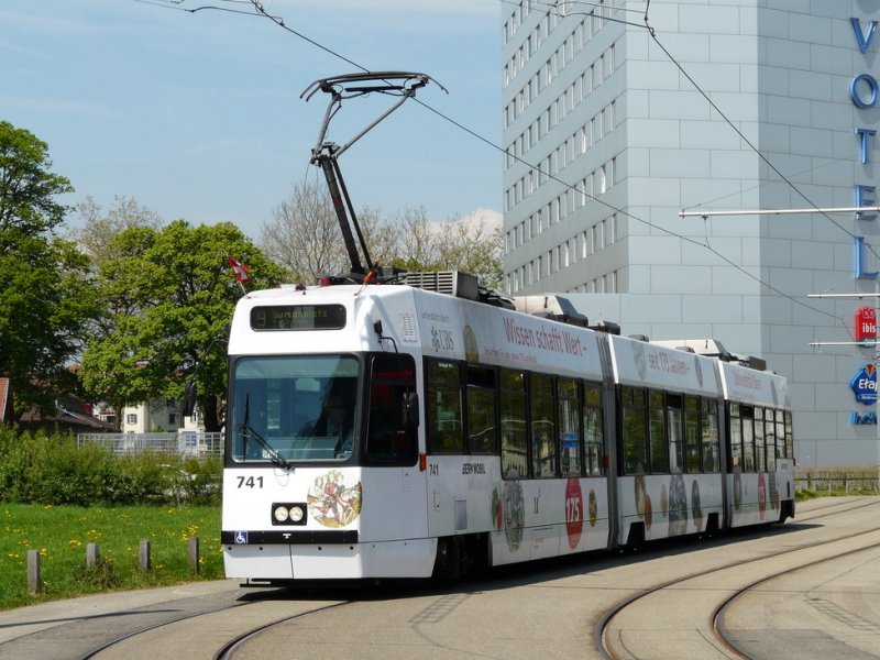 Bern mobil - Tram Be 4/8 741 unterwegs auf der Linie 9 in der Tramwendeschlaufe beim Eisstadion von Bern am 03.05.2009
