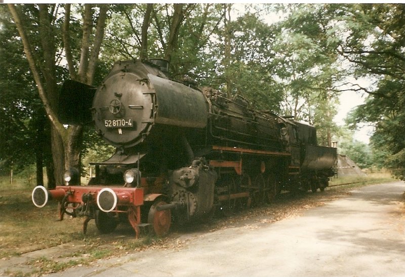 Bernd Falz Loksammlung besteht aus Grtenteils aus ehmaligen Heizloks die in den neuen Bundeslndern gesammelt wurden.Die 52 8170 wird in ihrem Zustand wohl keine Heizlok gewesen sein.In einem guten Zustand stand sie im August 1997 in Jterbog Altes Lager zur Besichtigung