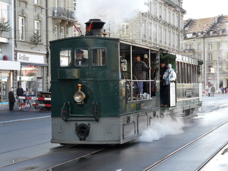 Berner Dampftram G 3/3  12 mit Personenanhnger C 31 unterwegs zum Nikolaus kurz vor der Haltestelle vor dem Berner Hauptbahnhof am 09.12.2007