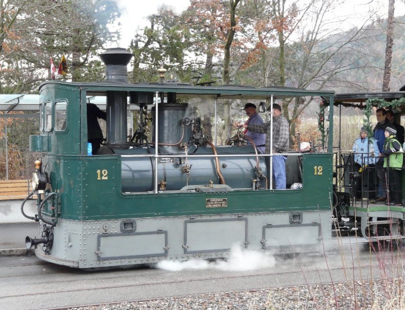 Berner Dampftram G 3/3 12  unterwegs zum Nikolaus bei der Haltestelle Saali am 09.12.2007
