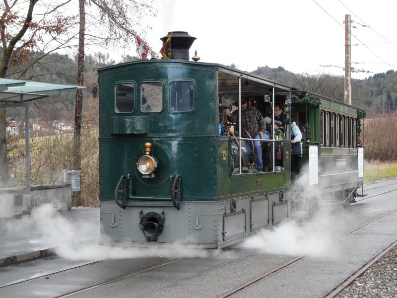 Berner Dampftram G 3/3 12 mit Personenanhnger C 31 unterwegs zum Nikolaus bei der Haltestelle Saali am 09.12.2007