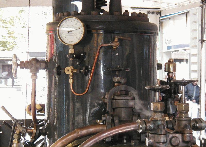 Berner Dampftramway,Der Dampfdom und Kesselmanometer der Lok(Der Kessel hat etwas Ueberdruck)