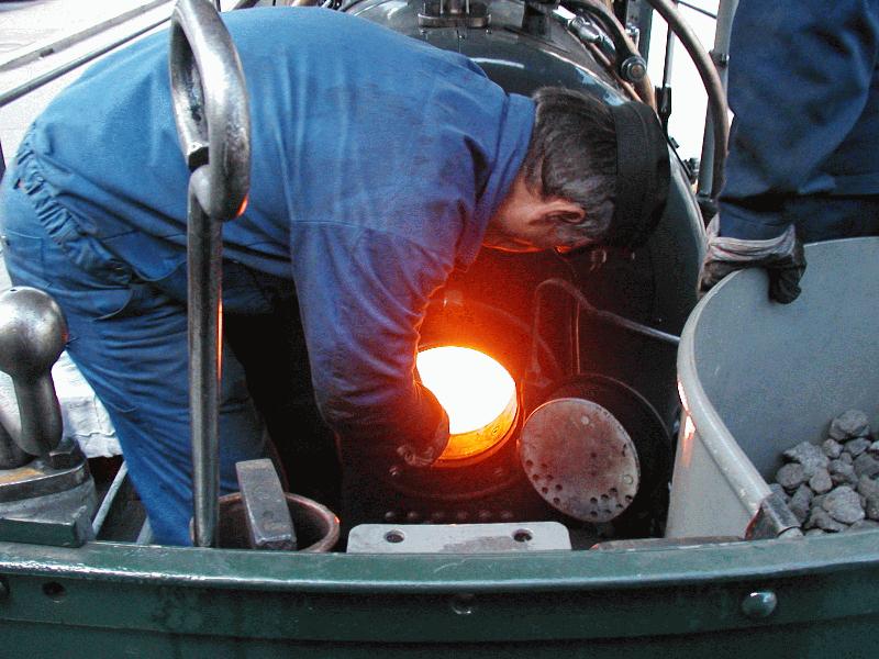 Berner Dampftramway,Der Heizer legt etwas Koks nach.(Kohle wird aus Umweltgrnden nicht verwendet)