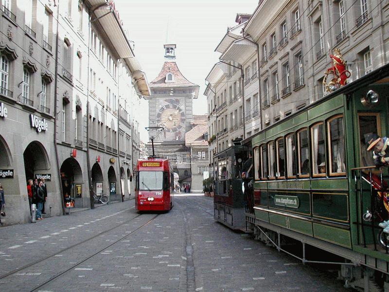 Berner Dampftramway,Die Tram in der Marktgasse mit  Zytgloggen  Turm am 13.10.02