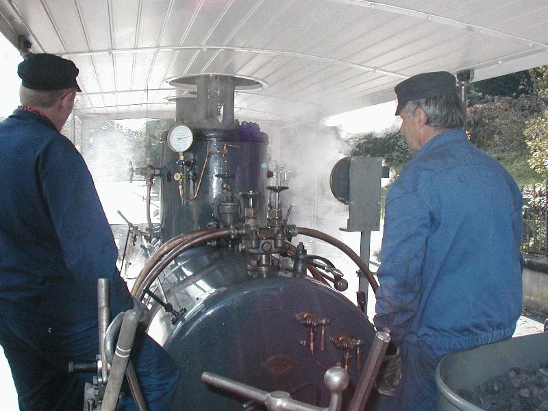 Berner Dampftramway,Maschinist und Heizer auf der Dampftramlok No.12,(SLM 1894)am 13.10.02