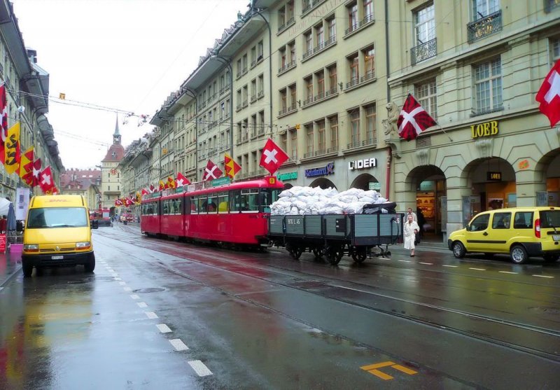 Berner Gterverkehr: Motorwagen 722 mit dem Gterwagen L 45 in der Spitalgasse, 15.Mai 2009.