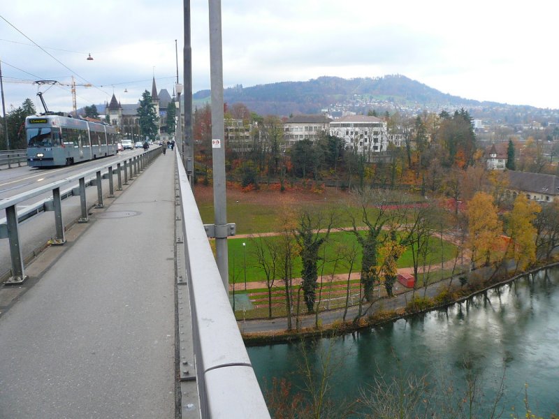Berner Herbst: Die graue 737 (Be4/8, 1990) berquert die Kirchenfeldbrcke. 13.November 2008.