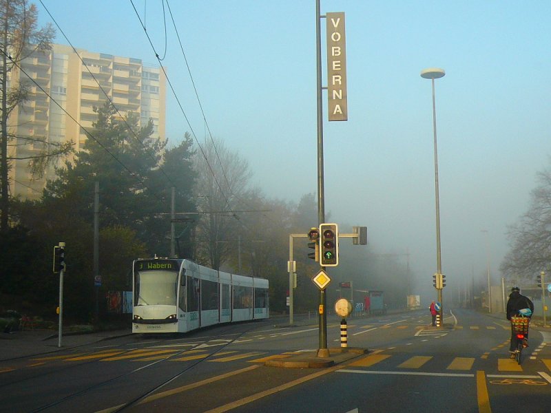 Berner Herbst: Die weisse 756 (Be4/6, 2003) kommt aus dem Nebel. Wabern (Sandrain), 15.November 2008.