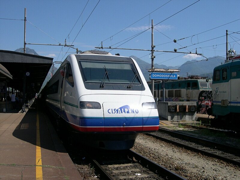 Berner Oberland 2007 - Als CIS 35 Genf - Mailand ist am 27.07.2007 der Triebwagen ETR 470 003-5 in Domodossola eingetroffen. Nach einem etwas lngerem Halt, weil der Wechsel vom schweizer auf das italienische Stromsystem nicht gleich funktionierte, geht es weiter nach Stresa und Mailand. Vom ungepflegtem Rollmaterial der italienischen Staatsbahn kann man sich rechts ein Bild machen.