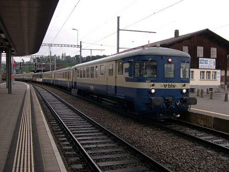 Berner Oberland 2007 - Am 30.07.2007 trifft RE 3112 aus Zweisimmen in Spiez ein. Nach der Anschlussaufnahme vom IC aus Bern wird er seine fahrt nach Interlaken fortsetzen.