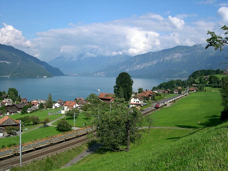 Berner Oberland 2007 - Am Nachmittag des 03.08.2007 riss der Himmel nochmals auf und lies dieses Foto mit IC 937 Interlaken Ost - Romanshorn oberhalb bei Faulensee am Thunersee zu.