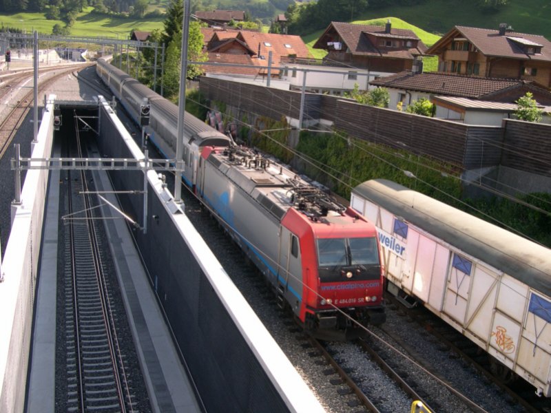 Berner Oberland 2007 - An der Ausfahrt des Ltschberg-Basistunnels in Frutigen schleicht sich am 12.07.2007 die Re 484 016 mit ihrem EuroCity Cisalpino 134  Val D´ossola  vorbei. Ab Dezember 2007 sollte sich dieser Zug nicht mehr auf diesem Gleis fotografieren lassen!