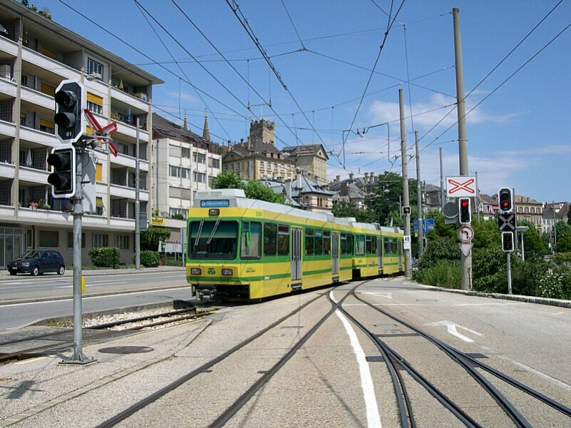 Berner Oberland 2007 - An der Haltestelle Evole ist Littorail 551 am 22.07.2007 nach Neuchatel unterwegs. Gleich hat er sein Ziel am Place Pury erreicht. Und wir gehen jetzt etwas lecker Nidelkuchen essen! Wie schon gesagt, Bahnbilder.de bildet auch kulinarisch!