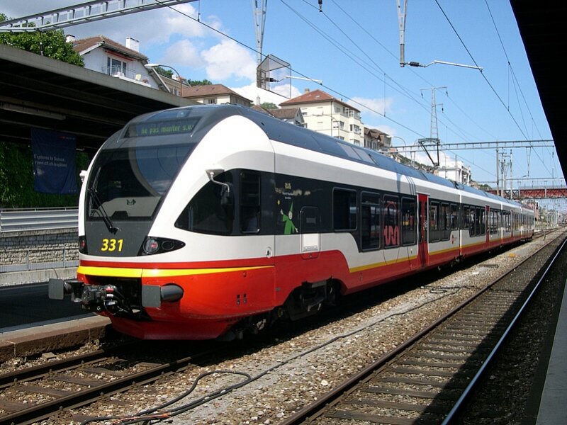 Berner Oberland 2007 - Auch die TN hat inzwischen fr die Strecke Neuchatel - Buttes neue Fahrzeuge vom Typ Flirt erhalten. Neuchatel / Neuenburg 22.07.2007.