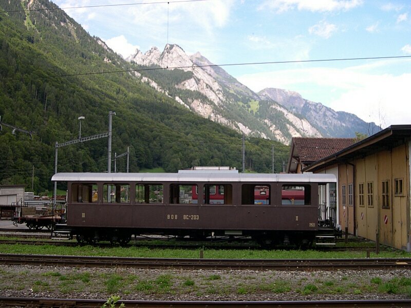 Berner Oberland 2007 - Auch dieser alte 2. und 3. Klasse-Wagen wartet in Zweiltschinen auf die weitere Verwendung. 29.07.2007 