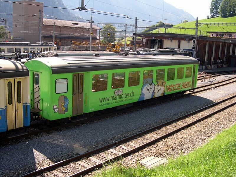 Berner Oberland 2007 - Auch bei Privatbahnen hat es sich rumgesprochen das man mit Werbung auf Fahrzeugen Geld verdienen kann und so prsentiert sich am 31.07.2007 der B 207 der MOB in dieser besonderen Lackierung im Bw in Zweisimmen.