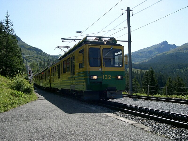 Berner Oberland 2007 - Auch Triebwagen BDeh 132 reiht sich in die Kollonne der talwrts fahrenden Zge am 01.08.2007 ein. An diesem Zug bestand die Zugfahrt R 464 aus insgesamt 3 Triebwagen-Gruppen. Trotz des dadurch sher hohen Sitzplatzangebotes, bekamen wir im letzten Triebwagen (hier im Bild) nur noch einen Stehplatz.