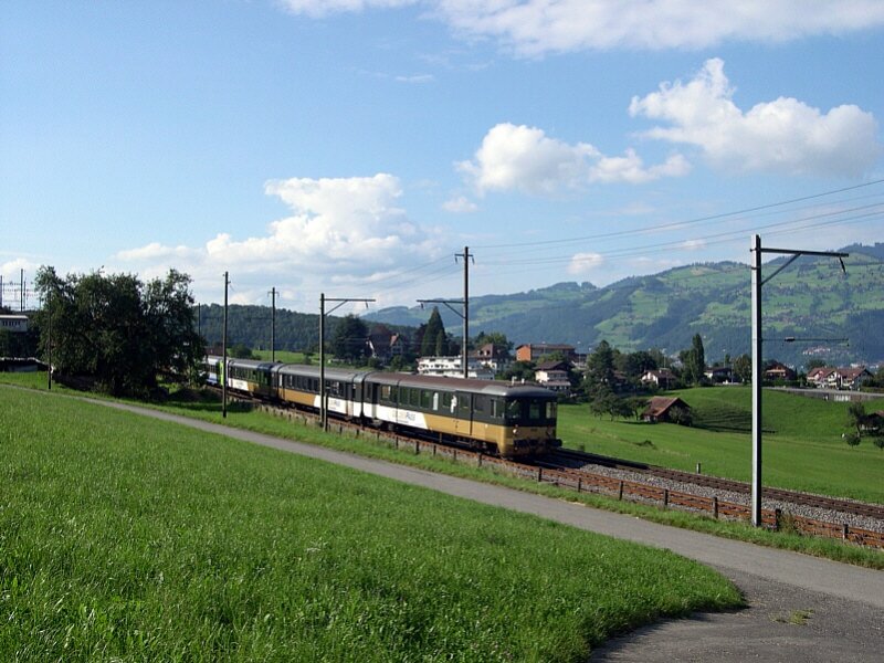 Berner Oberland 2007 - Auch ein Nachschuss auf RE 3137 Interlaken Ost - Zweisimmen musste am 03.08.2007 sein, nicht zuletzt wegen dem historischen Steuerwagen BDt 940, der die Lackierung des  Golden-Pass-Express  trgt.