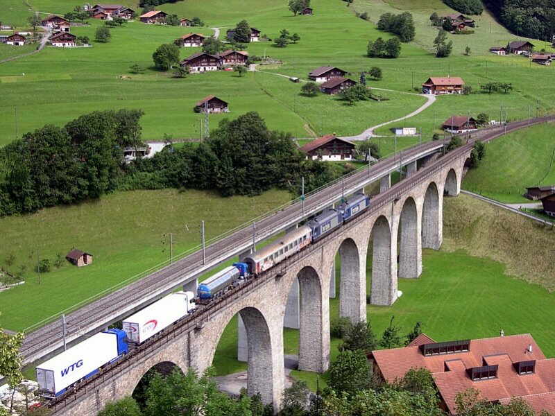 Berner Oberland 2007 - Auf dem Gegengleis geht es nun Kandersteg entgegen. Die Ltschberg-Bergstrecke ist auf der gesamten Lnge mit Gleiswechselbetrieb ausgerstet, so das der dem Zug folgende IC 820 Romanshorn-Brig, auf dem Regelgleis diesem Zug folgen kann, ohne ihn aufzuhalten. Dieses Betriebsverfahren geht natrlich nur, wenn in der Gegenrichtung kein Zugsverkehr zu erwarten ist. Aber zur Not kann man auch diesen auf das Gegengleis schicken.