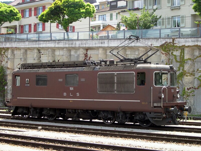 Berner Oberland 2007 - Auf ihren nchsten Einsatz wartet am 12.07.2007 die BLS Re 4/4 164  Lengnau  im Bahnhof von Spiez. Bei unserem Besuch vor 7 Jahren hier in Spiez, konnten diese Loks noch fter beobachtet werden. Nun werden sie weitgehend durch die Baureihe 485 verdrngt. Aber noch kann die BLS auf diese Loks aus den 1960er Jahren nicht verzichten. Kurz - alt aber bewhrt! 