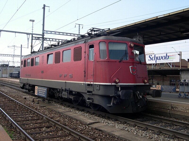 Berner Oberland 2007 - Auf unserer Rundfahrt von Spiez ber Bern und Solothurn nach Spiez sind wir am 19.07.2007 in Burgdorf angekommen. Aus Richtung Bern kam Ae 6/6 11464 nach Burgdorf gefahren und wird sich nun vor einen Gterzug setzen. Wer den Namen der Lok kennt, darf ihn gern ergnzen.