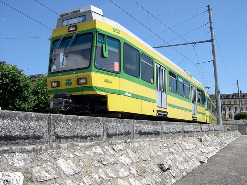 Berner Oberland 2007 - Auf weiten Teilen fhrt die Strecke der TN von Neuenburg nach Boudry am Neuenburger See entlang. Triebwagen 552 der TN konnte am 22.07.2007 kurz nach der Haltestelle Place Pury abgelichtet werden.