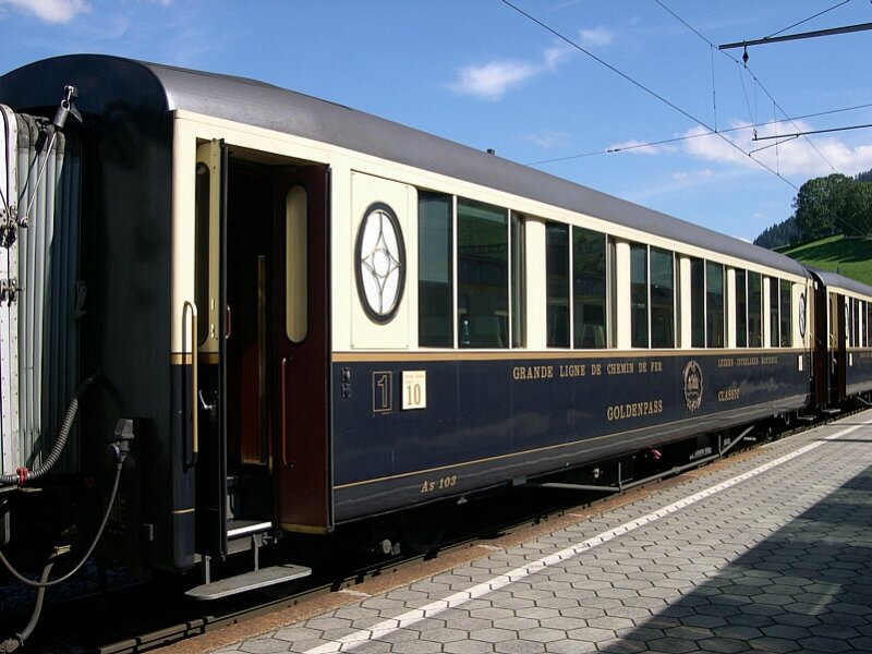Berner Oberland 2007 - Auenansicht eines 1. Klasse-Wagens des  MOB - Golden-Pass-Classic  am 31.07.2007 in Zweisimmen. Der Zug ist soeben als R 2228 von Montreux in Zweisimmen angekommen. Nocheinmal: Es handelt sich hier nicht etwa um einen Sonderzug, sondern um ein Regelangebot der MOB. Die Zugskomposition fhrt zweimal tglich als Regionalzug von Montreux nach Zweisimmen und wieder zurck. Eine Reservation wird empfohlen. In folgenden Fahrzeiten verkehrt der  Golden-Pass-Classic : ab Montreux um 8:45 und 14:45, ab Zweisimmen um 11:05 und 17:37.