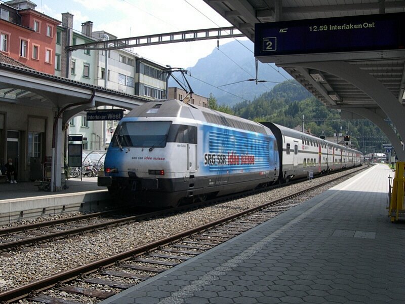 Berner Oberland 2007 - Das obligatorische Nachmittagsgewitter lies noch etwas auf sich warten, und so konnte am 21.07.2007 Re 460 020-1 mit IC 1078 Interlaken - Basel bei der Ausfahrt in Interlaken West abgelichtet werden. Wenige Meter rechts neben uns befindet sich brigens die Schiffslndte der BLS Thuner- und Brienzerseeschifffahrt.
