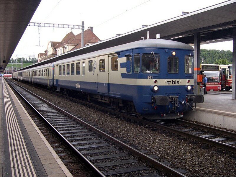 Berner Oberland 2007 - Den Anschluss von Spiez nach Interlaken an den EC 135 von Basel nach Mailand stellt am Abend des 24.07.2007 der von Steuerwagen 941 gefhrte Regionalzug her. Zusammen mit den IC-Zgen ergibt sich somit ein 30 min Takt Bern - Interlaken.