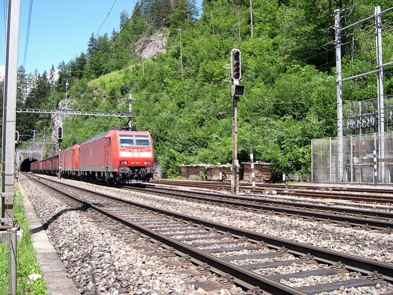 Berner Oberland 2007 - Den IC 874 verfolgt am 25.07.2007 der tglich verkehrende Tonerdezug aus Italien nach Deutschland. Heute haben diese Aufgabe die beiden DB 185er 116-1 und 123-7 bernommen. Zwischenzeitlich haben wir nochmals den Fotostandpunkt gewechselt. Wir befinden uns nun am Ende des Bahnsteig 1 des bahnhofs Blausee-Mitholz.