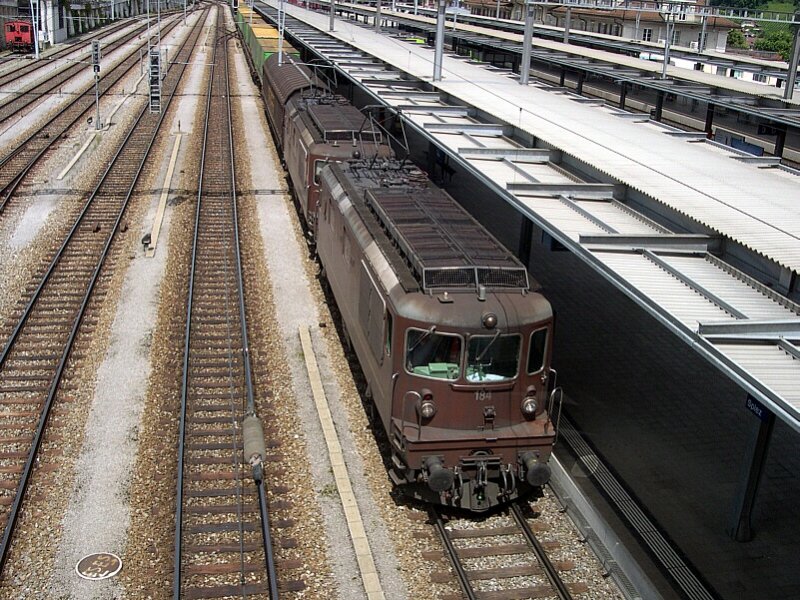 Berner Oberland 2007 - Die beiden betagten Re 4/4 184  Krattigen  und 178  Schwarzenburg  bespannen am 12.07.2007 einen  Hanggartner -Ganzzug in Spiez. Hier konnten sie am Bahnsteiggleis 5 auf die Ausfahrt nach Sden wartend abgelichtet werden. Das Bild entstand von der Fussgngerbrcke im Bahnhof von Spiez.