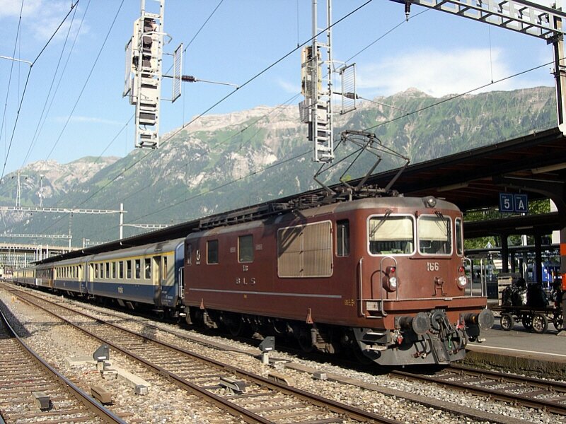 Berner Oberland 2007 - Die BLS Re 4/4 166  Aeschi  hat am 16.07.2007 den RE 3128 aus Zweisimmen nach Interlaken gebracht. Nun wird der Zug fr die Rckfahrt klargemacht. Bei genauerem Hinsehen, fllt in der Mitte ein Wagen des  Golden Pass  auf. Dieser fehlt hingegen in der  Golden Pass -Garnitur und wurde dort durch einen  normalen  EW 2 ersetzt.