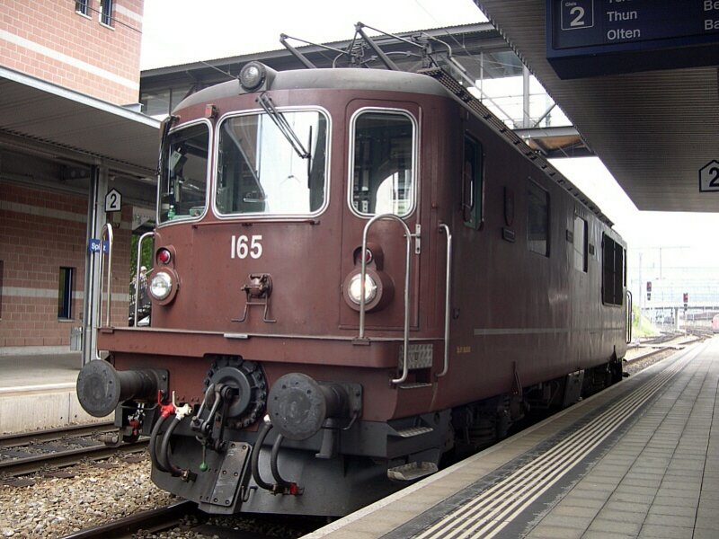 Berner Oberland 2007 - Die BLS Re 4/4 165  Moutier  rangiert am 18.07.2007 im Bahnhof Spiez.