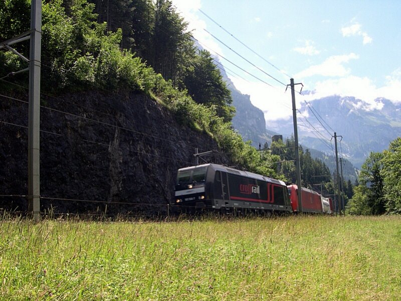 Berner Oberland 2007 - Die 185 566-7 von Crossrail und die 185 119-5 der Deutschen Bahn AG befrdern gemeinsam am 25.07.2007 einen Gterzug ber den Ltschberg in Richtung Italien. Nach meinen empfinden, ein eher seltenes Bild. Nahe dem Frtenviadukt.