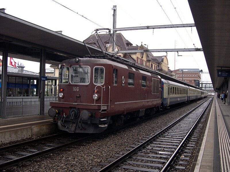 Berner Oberland 2007 - Die BLS Re 4/4 166  Aeschi  war am 30.07.2007 im Regionalzugeinsatz zwischen Zweisimmen und Interlaken Ost eingesetzt. Hier schiebt sie RE RE 3112 aus dem Bahnhof Spiez.