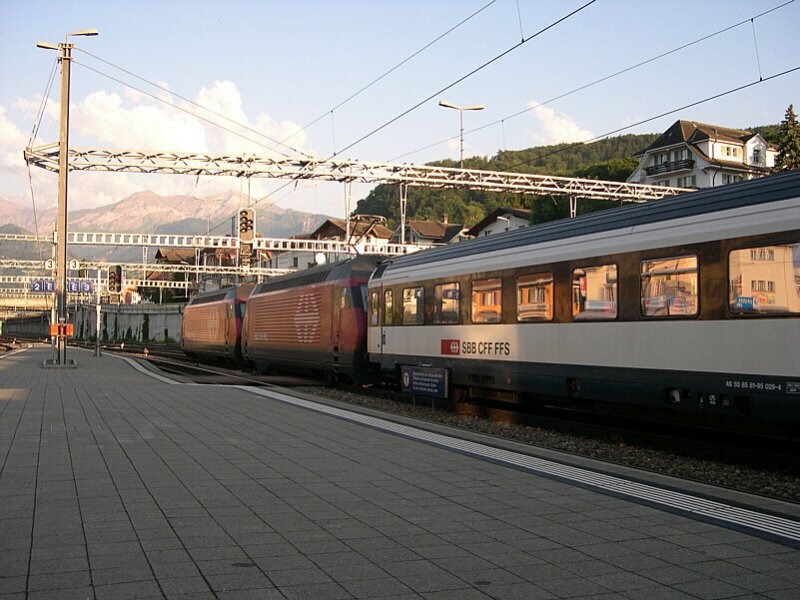 Berner Oberland 2007 - Doppeltraktionen der SBB Re 460 sind extrem selten und wenn sie dann erst noch einen InterCity schieben erst recht! Mit 460 000-3  Grauholz  fhrt dieser Zug neben 460 043-3  Dreispitz , die erste Serienlokomotive der BR 460 die an die SBB geliefert wurden.Beim Zug handelt es sich um IC 843 Brig-Romanshorn.
