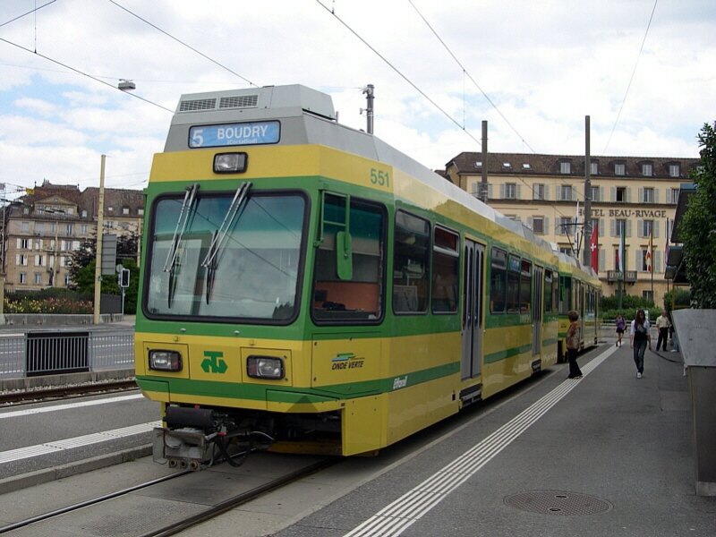 Berner Oberland 2007 - Ein Ausflug fhrte uns am 22.07.2007 nach Neuchatel, auf deutsch Neuenburg. Im Bahnatlas von Schweers und Wall ist in Neuenburg eine Straenbahn eingezeichnet. Es handelt sich dabei um die Linie 5 der Transports en commun de Neuchatel et environs SA. Heit auf deutsch so viel wie Verkehrsbetriebe Neuenburg und Umland. Im Bild ist hier der Steuerwagen 551 am Place Pury in Neuenburg.