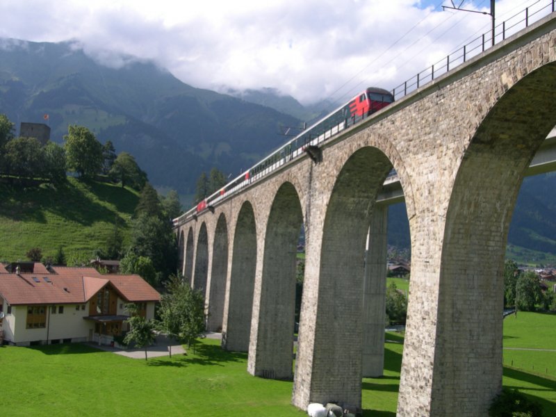 Berner Oberland 2007 - Eine, fr deutsche Verhltnisse, seltsame Zugkonfiguration fhrte am 12.07.2007 der IC 886 Brig-Basel. Die Lok befand sich in der Mitte des Zuges. Fr schweizer Verhltnisse sind die Zugkompositionen allerdings an der Tagesordnung und lassen sich mehrmals tglich auf verschiednen Strecken beobachten. Dem Zug wurde hinter der Lok ein so genanntes  Zusatzmodul  beigestellt. Normalerweise verkehren die IC-Zge auf der Ltschbergstrecke in Richtung Bern mit geschobener Lok. Aunahmen besttigen allerdings auch hier die Regel. Im Hintergrund links ist brigens die Tellenburg zu sehen.