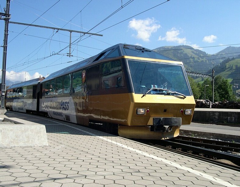 Berner Oberland 2007 - Eine Eigenart des MOB  Golden-Pass-Panoramic  ist, das der Lokfhrer in eine Kanzel ber dem Fahrgastraum verbannt wurde, damit die Fahrgste auch in den Genuss der  Lokfhrersicht  kommen. Die Frontpltze in diesem Zug lassen sich explizit reservieren. Die Traktion, die seit einigen Jahren in Form einer Ge 4/4 III daherkommt, wurde in die Mitte des Zuges gesetzt, so das sich an beiden Zugenden Steuerwagen befinden. Diese stammen vom italienischen Stardesigner Pininfarina. 

Am 31.07.2007 fhrt D 3121, gefhrt vom Steuerwagen ASt 117 nach Gstaad und Montreux aus dem Bahnhof Zweisimmen aus.