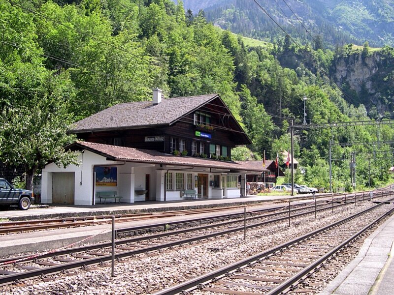 Berner Oberland 2007 - Einen sehr gepfelgten Eindruck macht das Stationsgebude des Bahnhofs Blausee-Mitholz am 25.07.2007. Und das trotz dem das hier nur noch 2 Zge am Tag halten. Es hat Bnke zum ausruhen und sogar das WC ist geffnet und benutzbar! Ein Zustand der in Deutschland selbst an Grostadtbahnhfen nicht immer gegeben ist! In den 1980er Jahren entschied sich die Stimmgemeinde fr einen Busbetrieb zwischen Kandersteg und Frutigen bzw. Reichenbach im Kandertal, da die Gemeinden entlang der Ltschberg-Nordrampe doch ziemlich abseits der Bahnlinie liegen. Der BLS-Bus bedient heute zwischen Frutigen und Kandersteg 20 Haltestellen und verkehrt alle 60 min. In Frutigen und Kandersteg besteht jeweils Zugsanschluss nach Spiez und Brig. Wir beenden nun unsere Mittagspause und machen uns an den Aufstieg zur Felsenburg.