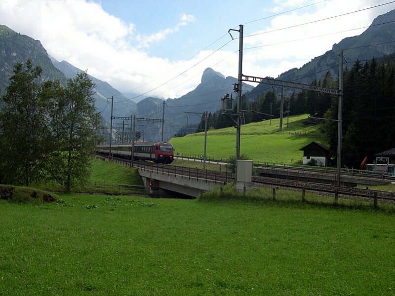 Berner Oberland 2007 - Erst am spten Nachmittag treffen wir in Kandersteg ein. Hinter uns liegen runde 8h Wanderzeit, von Frutigen nach Kandersteg! Kurz vor dem bahnhof Kandersteg fhrt am 25.07.2007 der IC 886 Brig-Basel talwrts. Von uns ist es definitiv das letzte Foto eines IC auf der Ltschberg-Nordrampe. Ab Dezember 2007 wird es hier ausschlielich nur noch regionalzge geben, bis auf wenige Ausnahmen. Wenn wir im Sommer 2008 wiederkommen, finden wir also einen vllig anderen Betrieb auf dieser Strecke vor. Vor allem wird man dann etwas lnger an den Fotostellen auf einen Zug warten mssen. Die Ausbeute an Fotos wird also sehr geringer werden. Wer kann, sollte noch dieses Jahr diese fantastische Strecke, mit dem wunderschnen Bahnlehrpfad besuchen!