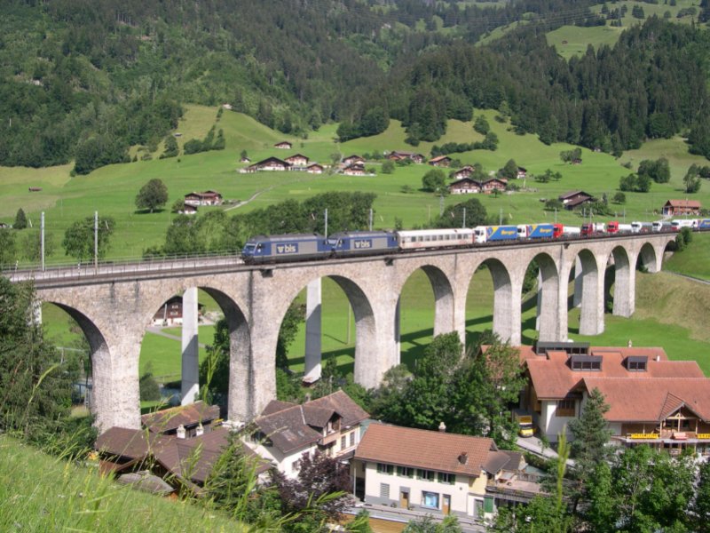 Berner Oberland 2007 - Etwas unterhalb der Tellenburg bei Frutigen bietet sich nocheinmal ein phantastischer Blick auf den Kanderviadukt, die lngste Brcke der Ltschberg-Nordrampe. Die beiden BLS 465 012 und 013 rollen mit dem vollbeladenen Zug am 12.07.2007 talwrts.