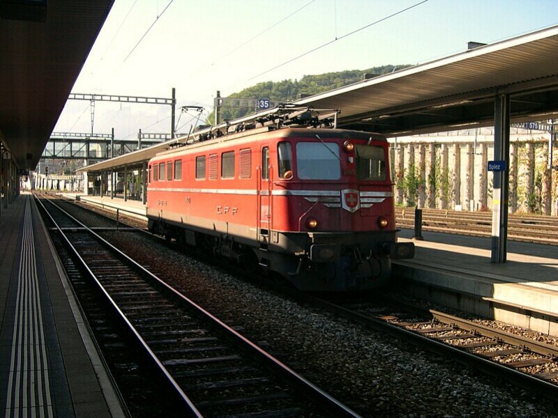 Berner Oberland 2007 - Fr mich immernoch die schnsten schweizer Loks sind, die der Baureihe Ae 6/6. Exemplar 11423  Valais  fhrt am Vormittag des 25.07.2007 als Lokfahrt durch den Bahnhof Spiez in Richtung Bern.