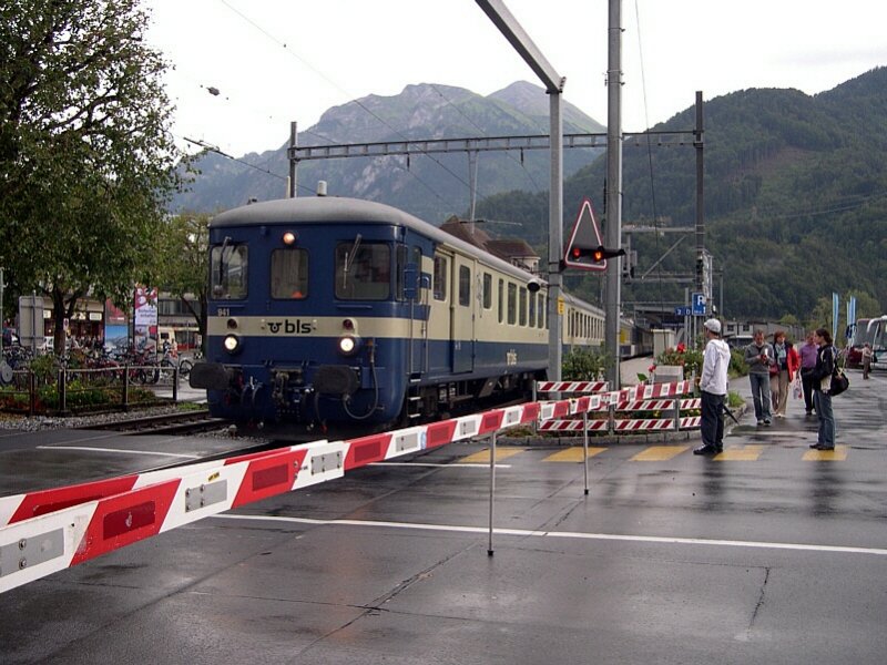 Berner Oberland 2007 - F�r reichlich Verkehrschaos in Interlaken West sorgt alle paar Minuten dieser Bahn�bergang direkt hinter dem Bahnhof Interlaken West. R 3128 Zweisimmen - Interlaken Ost wird am 02.08.2007 von Steuerwagen 941 gef�hrt und erreicht in K�rze seinen Zielbahnhof.
