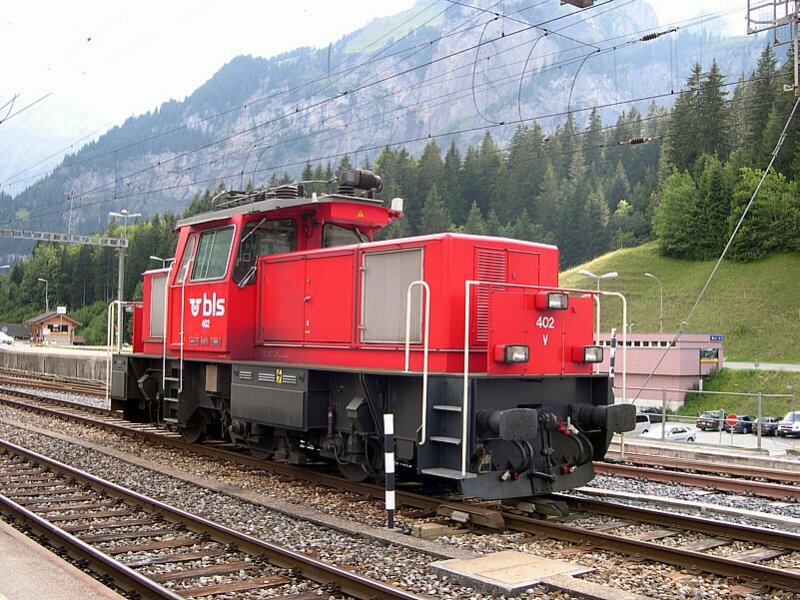 Berner Oberland 2007 - Ganz ruhig lsst Eea 3/3 402 der BLS den 25.07.2007 in Kandersteg ausklingen. Sehr fotogen prsentiert sich die Lok neben der Autoverlad.