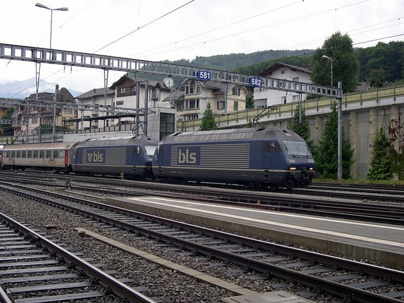 Berner Oberland 2007 - Gleich geschafft haben es die BLS Re 465 016-4 und 012-3 als sie am Morgen des 02.08.2007 mit ihrer Rollenden Landstrae in Spiez eintreffen. Hier werden sie durch Loks der Baureihe 485 abgelst, die den Zug dann weiter nach Freiburg im Breisgau bringen werden.