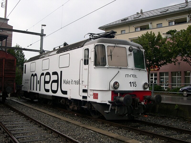 Berner Oberland 2007 - Immer wieder Donnerstags wurde die Schiebelok fr Crossrail im Bahnhof Spiez getauscht. Am 19.07.2007 steht Re 4/4 436 115-0 abgestellt in Spiez und geniest den Gewitterregen.