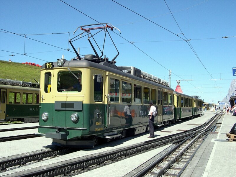 Berner Oberland 2007 - In den alten Farben der Wengernalpbahn prsentiert sich am 26.07.2007 der Triebwagen BDeh 4/4 Nr. 116 an der Bergstation Kleine Scheidegg. Die Wengernalpbahn gehrt zum Verbund der Jungfraubahnen und bedient die Strecken von Lauterbrunnen und Grindelwald auf die Kleine Scheidegg. Da der Triebwagen immer talseitig fahren muss, die Reisendenstrme aber nicht gleichmig verlaufen, mssen Zge auf der Kleinen Scheidegg gewendet werden. Dies geschieht mit einem 110m langen Tunnel, der jeweils einen Ausgang Richtung Grindelwald und Lauterbrunnen besitzt. Das als  Kleine Scheidegg-Tunnel  bezeichnete Bauwerk befindet sich hier links von uns. In Richtung Grindelwald kann dabei direkt der Bahnsteig aus dem Tunnel angefahren werden, in Richtung Lauterbrunnen muss noch einmal zurckgesetzt werden.  